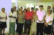 Ancianos residentes disfrutan de la inauguraci�n junto a integrantes de una delegaci�n de la provincia italiana de Florencia