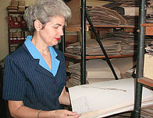 �ngela Beyra Matos, una verdadera autoridad en la indagaci�n acerca de la flora local y del pa�s, sostiene una de las muestras del herbario. Foto: Isv�n Manuel Cano Hidalgo