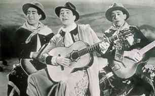 Carlos Gardel (al centro)