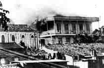 La Estacion de la Polcia, incendiada por los combatientes revolucionarios