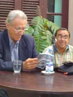 Enrique Cirules habla sobre el libro Hemingway en la Cayera de Romano. Foto: Lzaro David Najarro Pujol