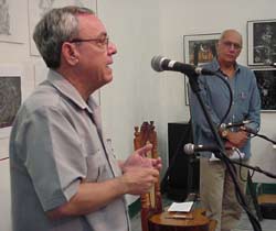 - No puedo olvidar lo mucho que aprend� de �l (Castellanos), especialmente el haberme introducido en un mundo que result� esencial para mi trabajo futuro: el mundo de la radio -, expres� Leal al agradecer el CD presentado por V�ctor Casaus (al fondo)