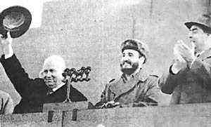 Fidel Castro acompa�ado de Kruschev y Breznev