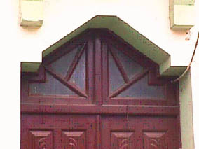 Ilustraci�n 6: Luceta d�co, insertada en un vano de fuerte geometrizaci�n y cuyos motivos son trabajados a partir de un centro irradiador y sim�trico que asume en su dise�o la forma exterior del vano. Edificaci�n ubicada en Cisneros # 260 entre General G�mez y Hermanos Ag�ero