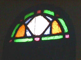 Ilustraci�n 7: Luceta principe�a curva de mediopunto parcialmente radial, ubicada en la barber�a de Cisneros entre Mart� y Cristo, n�tese  el empleo de los colores, la presencia de un solo anillo y la ausencia de un embellotado recto que denote la presencia de un centro irradiador u organizador del dise�o, a pesar de desarrollarse de manera sim�trica