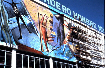 Mural realizado en la escuela Sim�n Bol�var en la calle Heredia esquina
Clar�n con participaci�n internacional. Trabajaron los cubanos  Gretel Arrate, Jose Ren� Blanco(bola),Gilberto Mart�nez y Erik Castillo como ayudante mas  una artista danesa y dos norteamericanos