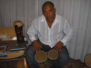 Eduardo C�rdova ai bongos. Foto: Gian Franco Grilli