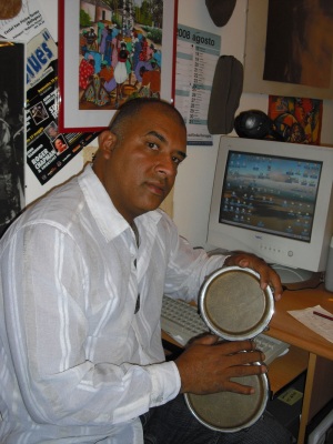 Eduardo C�rdova ai bongos. Foto: Gian Franco Grilli
