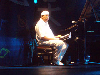 Chucho Vald�s al piano. Foto di Gian Franco Grilli