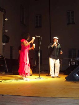 Emilia Morales e Pepe Lopez in scena. Foto: M.T. Salomoni