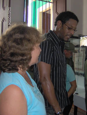 Javier Sotomayor dialoga con la directora del Museo. Octubre 2008