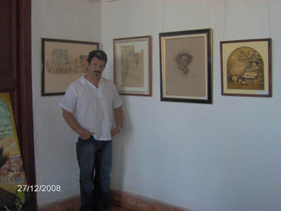 El pintor Noel Hernndez Prez junto a sus obras. Museo. Diciembre 2008