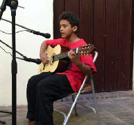 Mario Manuel mentre suona / Mario Manuel tocando