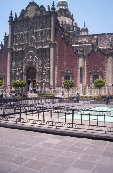 La placa puesta delante del templo mayor en el Zcalo