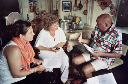 Il poeta santiaguero Efrain Nadereau e le poetesse italiane Antonella Barina e Anna Lombardo