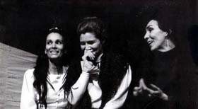 Raquel Revuelta, Ana Vi�as y Marta Farr� en la obra Las tres hermanas, dirigida por Vicente Revuelta en el a�o 1973