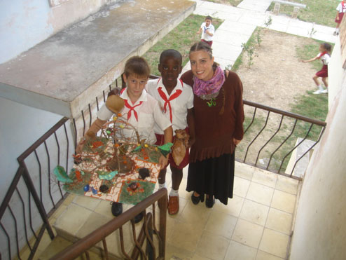 Enrica Antonella Matricoti con dos nios cubanos