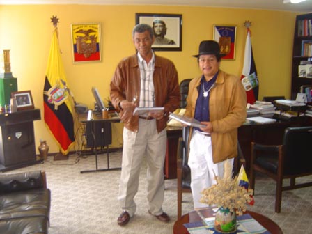 El autor, L�zaro David Najarro Pujol y Auki Titua�a Males. Foto: L�zaro David Najarro Pujol