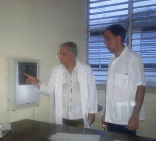 El doctor Eugenio Rodr�guez Rodr�guez y el t�cnico Dimas Lozano Barreto