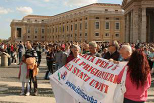 Manifestazione dell'Associazione Nazionale di Amicizia Italia Cuba. Circolo di Roma, in Piazza San Pietro (2 novembre 2008)