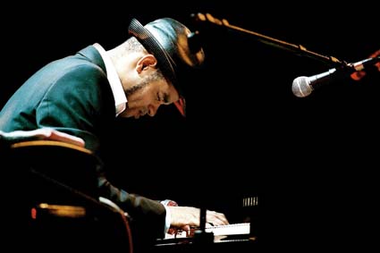 Roberto Fonseca al piano.  Montuno