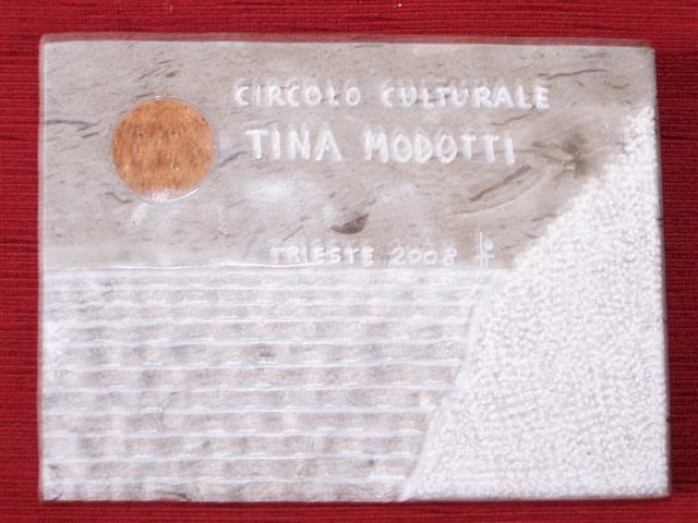 Placa entregada en Trieste 
para el monumento a Tina Modotti en Cuba