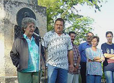 Irma Sehwerert, mother of René and other relatives of the Five, recently visited the mausoleum where they demanded the immediate release of the heroes. Foto: Lázaro David Najarro Pujol
