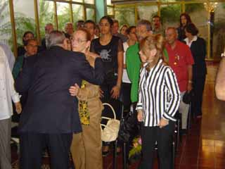 A nombre de Luis Suard�az  Elisa Masique y Mireya Suard�az reciben de manos de Carlos D�az Barranco, Rector de la Universidad de Camag�ey el t�tulo (Post mortem) de Doctor Honoris Causa.  Foto de L�zaro David Najarro Pujol