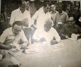 De izquierda a derecha, sentados: Eliseo Diego, Nicol�s Guill�n y Luis Suard�az. Foto archivo de la familia del poeta