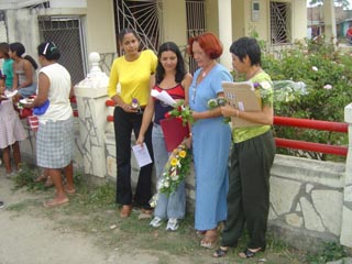Odalis junto a un grupo de poetisas agramontinas