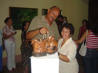 El artesano Arsenio Olayo muestra una de sus creaciones. Foto: L�zaro David Najarro Pujol