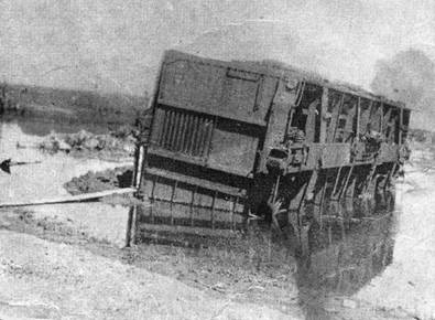 Como una brizna, el viento y el agua levantaron en peso este vagn y lo volcaron. El vagn tena dentro 150 personas que murieron ahogadas