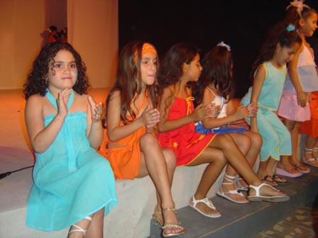 Los cubanos nos desprendimos de la cadena de tu general.  �Desea borrar las sonrisas de esto ni�os. Foto: L�zaro David Najarro Pujol