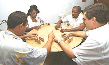 Jordi Satorra, el autor de esta p�gina, jugando una partida en Cuba