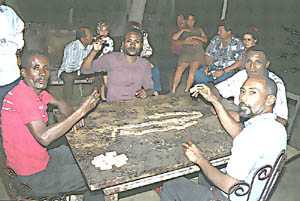 La velada se anima con una alegre partida de domin�