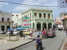 La pzzer�a La Piazza - edificio verde al fondo - se ubica en una de las �reas m�s transitadas de la ciudad, la intercepci�n de las calles Ignacio Agramonte, Rep�blica y el boulevard Maceo