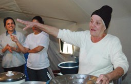 Las jvenes doctoras de Bakot la quieren como su propia abuela. Foto: Juvenal Baln Neyra